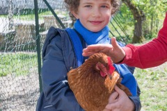 Mathilde avec une poule